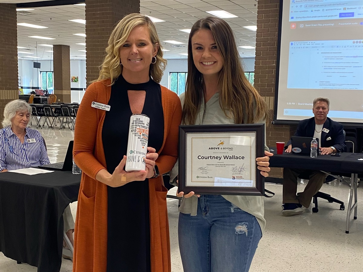 Citizens Bank, Batesville Schools honor
Courtney Wallace for going ‘Above & Beyond’
